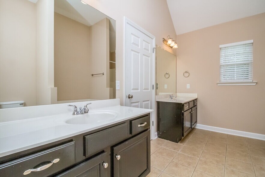 Building Photo - 237 Titans Cir