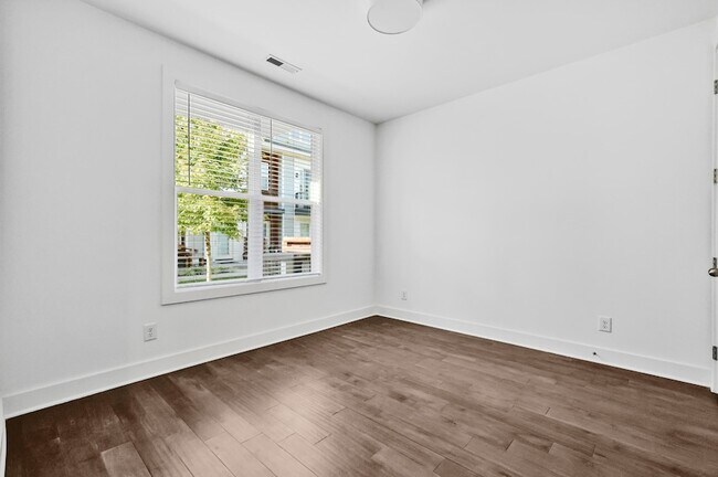 Building Photo - 700 James Ave