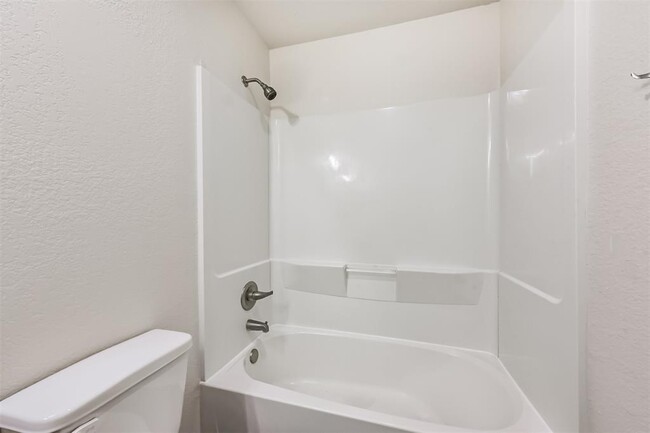 Building Photo - 914 Shady Ln