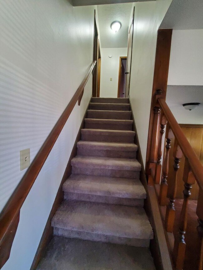 Building Photo - Spacious Derby home in Beautiful Mature Tr...