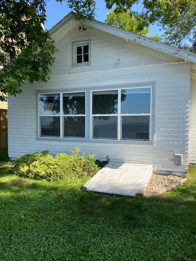 Building Photo - 2 BEDROOM LAKE HOUSE!