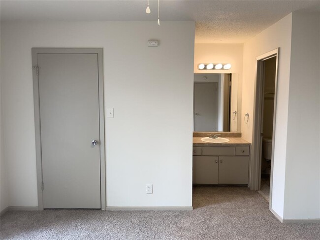 Building Photo - 7206 Creekside Dr