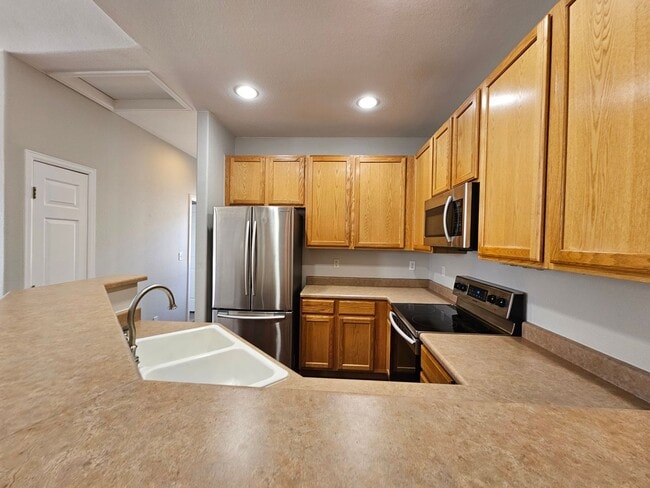 Building Photo - Stunning Highlands Ranch Townhome