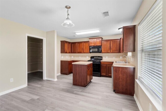 Building Photo - 2423 Pinpoint Dr