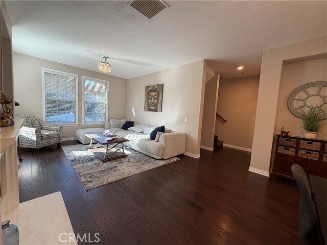 Building Photo - 615 W 1st St