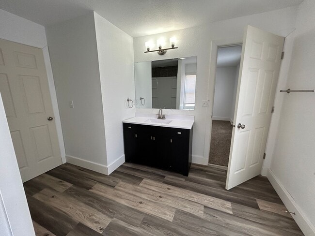 Building Photo - 3 Bedroom 1 Bath Beautiful House with Fenced Yard & Garage