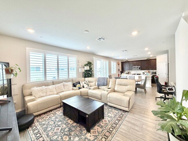 Building Photo - Modern 5 Bedroom 3 Bathroom Home in Tierra Del Sol with INCLUDED Solar & Low-Maintenance Living