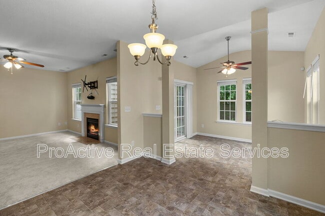 Building Photo - 729 Creekwood Dr