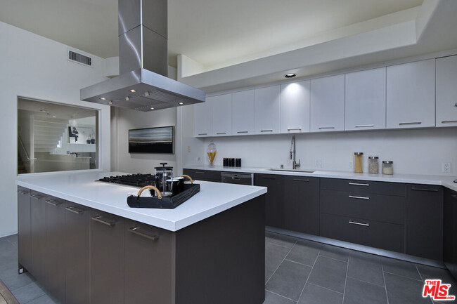 Building Photo - 1701 N Beverly Dr