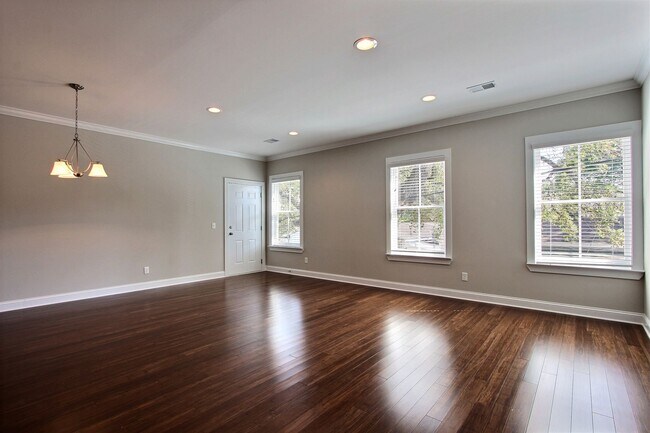 Building Photo - 554 Nicoll St