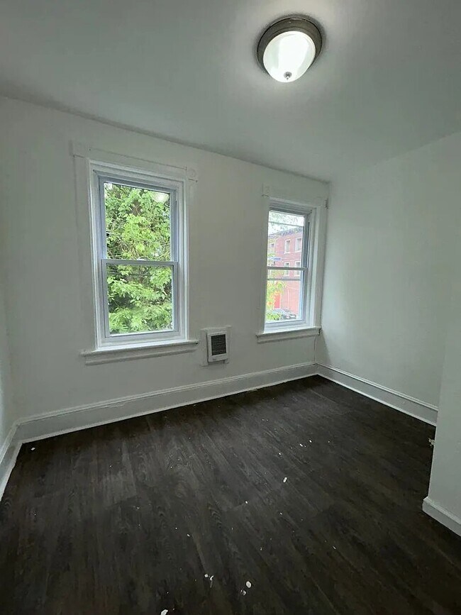 Building Photo - 19 E Ingham Ave