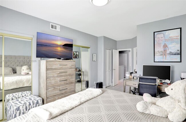 Building Photo - 7921 Sanibel Dr