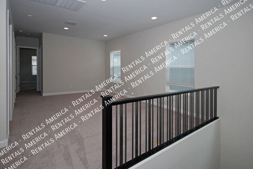 Building Photo - 3725 E Catalina Dr