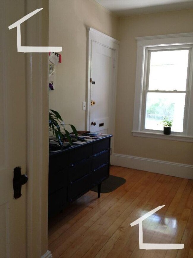 Building Photo - Nicely renovated 3 bed unit with in-unit laundry.