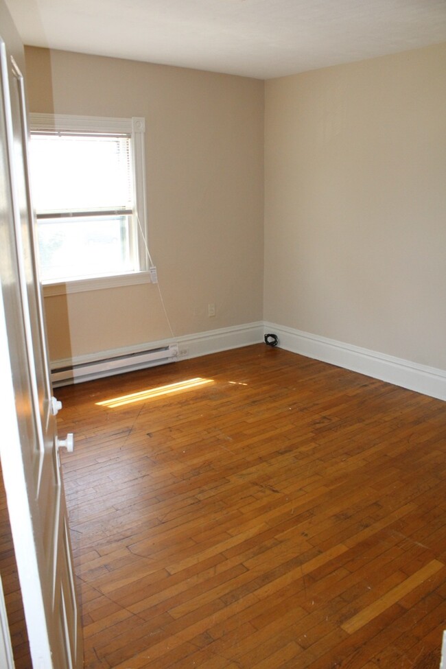 Building Photo - 2 BR Close to Medical Mile with hardwood f...
