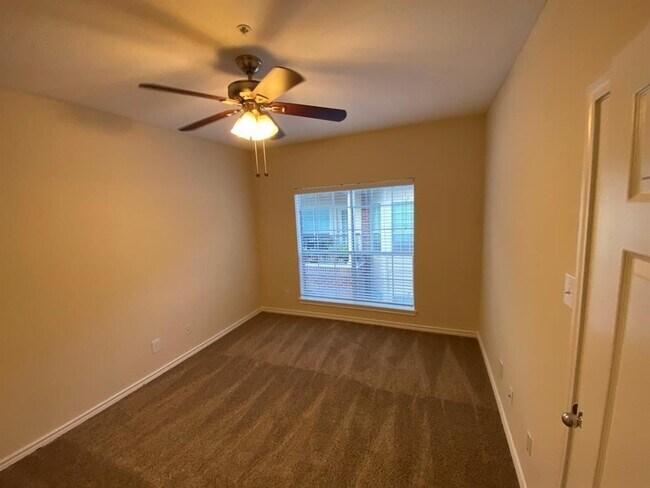 Building Photo - 1919 Post Oak Park Dr