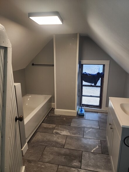 Building Photo - 2744 Pinard St