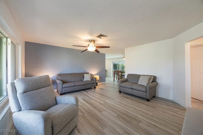 Building Photo - 2032 Coral Point Dr