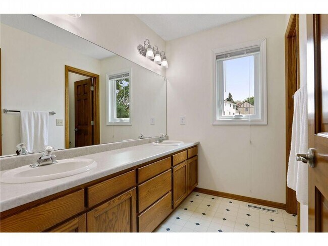 Building Photo - 3317 Oxford Alcove