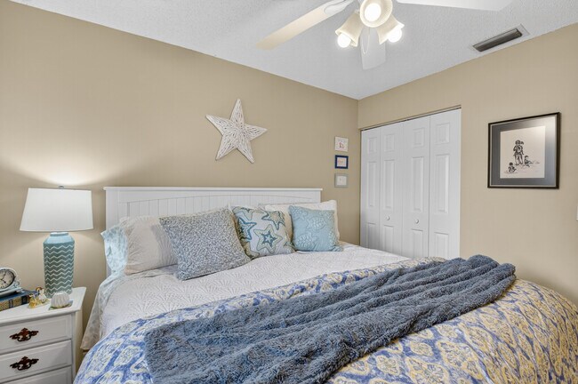 Building Photo - 7677 Lexington Club Blvd