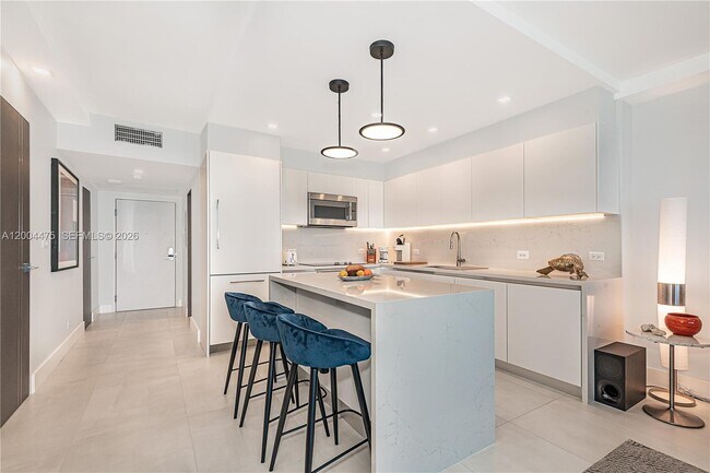 Building Photo - 2301 Collins Ave