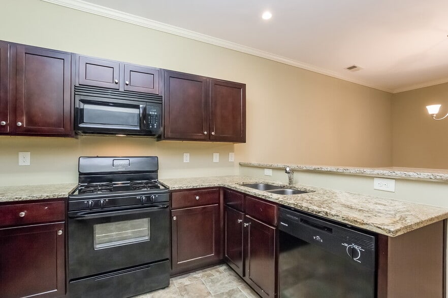 Building Photo - 335 Holbrook Dr