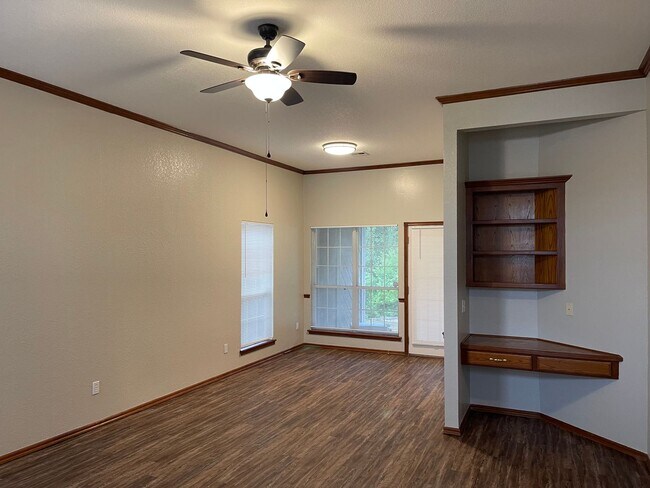 Building Photo - 3 bed, 2 bath w/ 2 car garage home for ren...