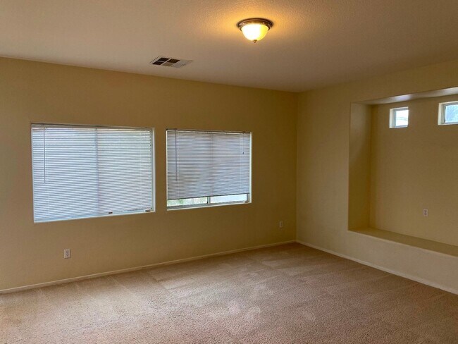 Building Photo - Beautiful & spacious home on an oversized ...