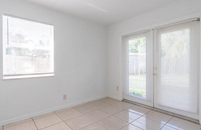 Building Photo - 314 E Gateway Blvd