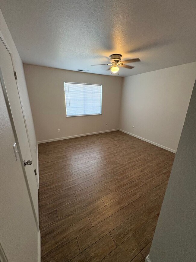 Building Photo - 4 Bed 2 Bath Single Family Home in Hanford!