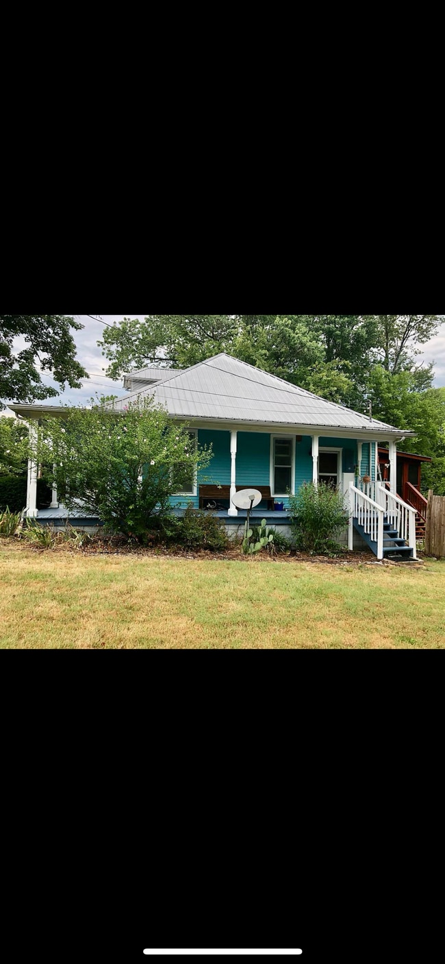 Building Photo - 318 Maple St