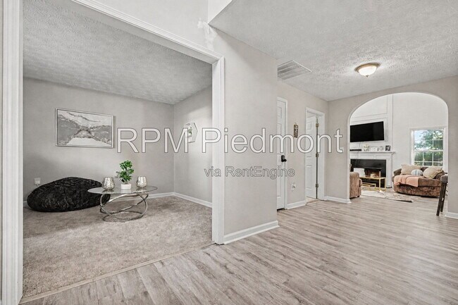 Building Photo - 550 Claudel Ct SW