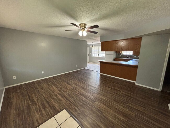 Building Photo - Discover this 3-bedroom, 2-bath home in Russellville, AR.