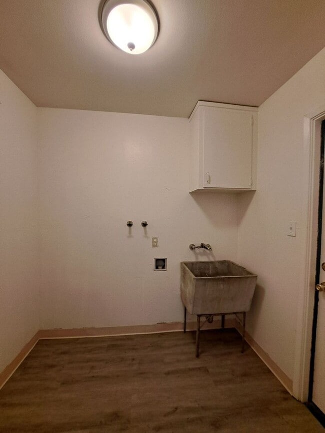 Building Photo - Amazing 3 Bedroom Home Near Cedar and Gett...