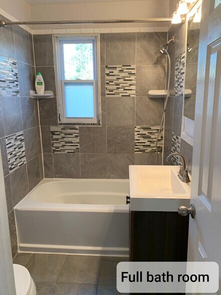 Full Bathroom - 5422 67th Ave