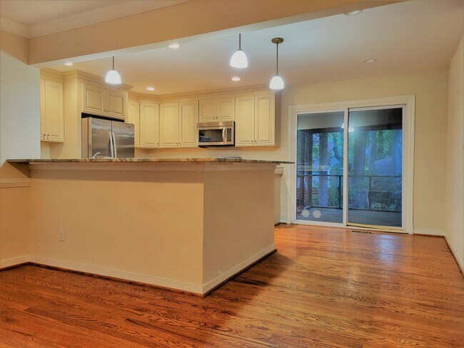 Building Photo - Huge 5 bedroom upgraded Colonial with larg...