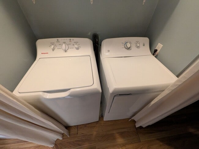 Building Photo - 10 Riverhill