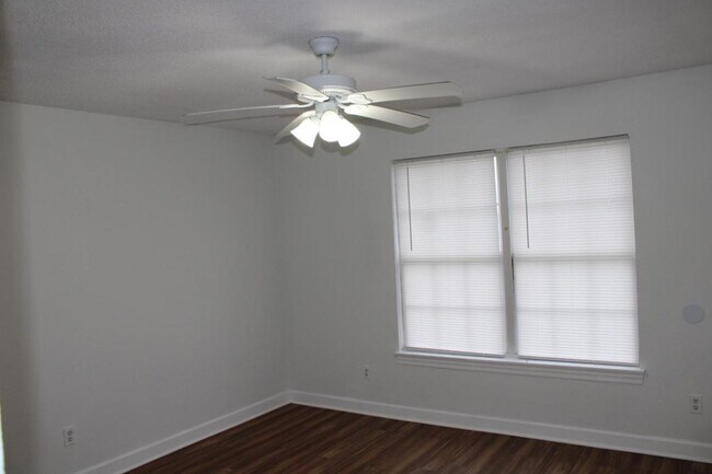 Building Photo - 900 SW Peach Tree Ln