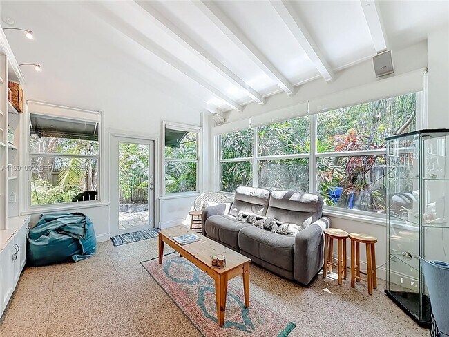 Building Photo - 1419 NE 4th Ct