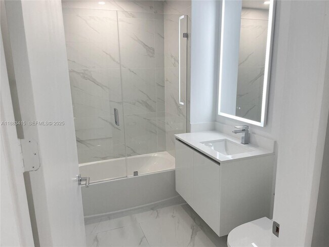 Building Photo - 700 NE 24th St