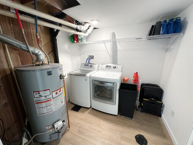 In-Unit Washer/Dryer/Storage - 525 Perry St