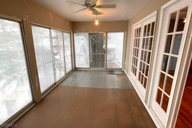 Building Photo - 358 Lake Shore S