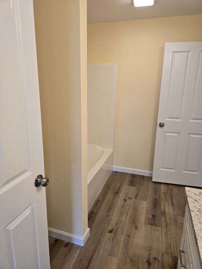 Building Photo - Megway Ct. (2-5)