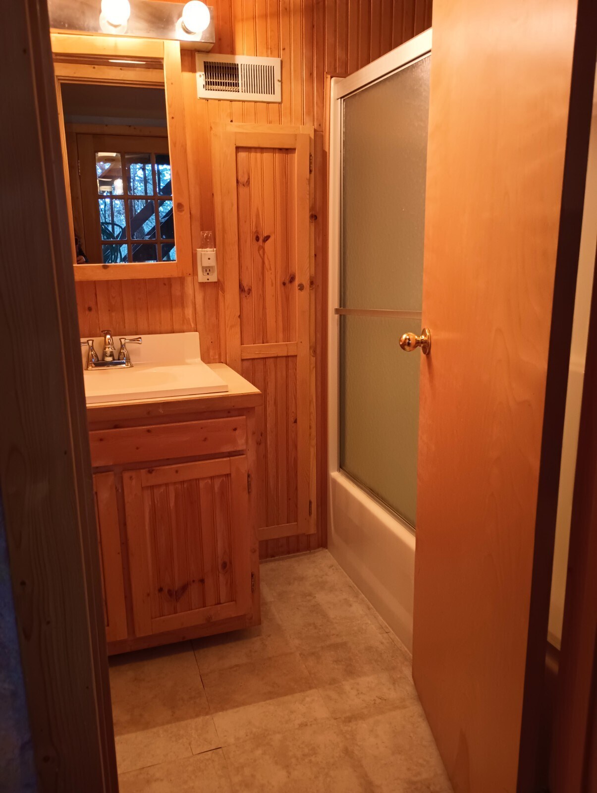 Full Bathroom - 11136 Circle Dr
