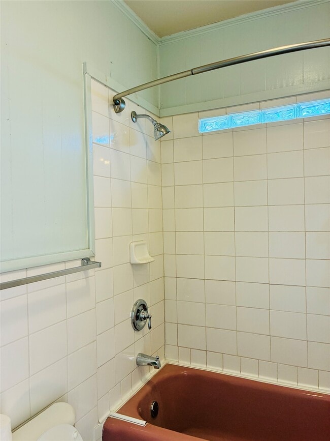 Building Photo - 702 Caplin St