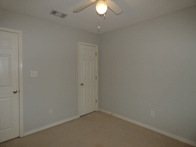 Building Photo - Spacious 3-Bedroom Home