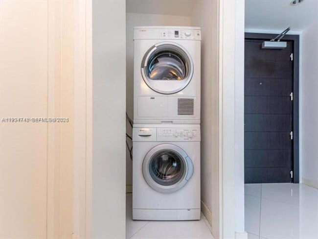 Building Photo - 200 Biscayne Blvd Way