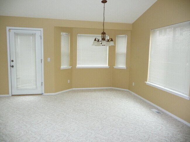 Building Photo - Spacious, West Salem Home