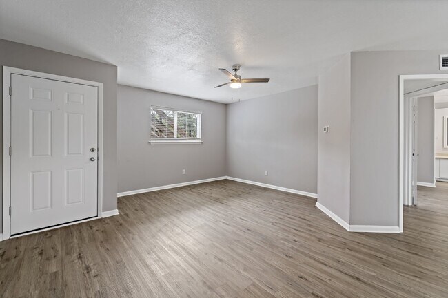 Building Photo - Remodeled 2 Bedroom 2 Bathroom Apartment.