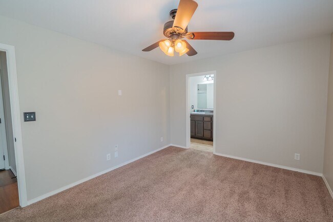 Building Photo - Lovely Broken Arrow Home! 3/2 with a great...